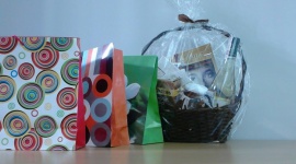 E-zakupy za granicą - z myślą o świątecznych prezentach BIZNES, Gospodarka - Branża e-commerce wejdzie wkrótce w najgorętszy okres w roku. Osoby, które planują świąteczne zakupy w sieci, zwłaszcza na zagranicznych portalach, powinny już zacząć przeglądać oferty. Perfumy tańsze o 50 proc., elektronika o 30-40 proc. to naprawdę kuszące propozycje.