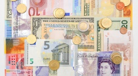 Currency One - nowy gracz na rynku walutowym BIZNES, Finanse - InternetowyKantor.pl SA oraz Revelco Sp. z o.o., operator Walutomat.pl, oficjalnie stały się jedną firmą ? Currency One SA. Nowa spółka ma według szacunków właścicieli 50-procentowy udział w wartym ok. 20 mld zł rocznie rynku wymiany walut online.