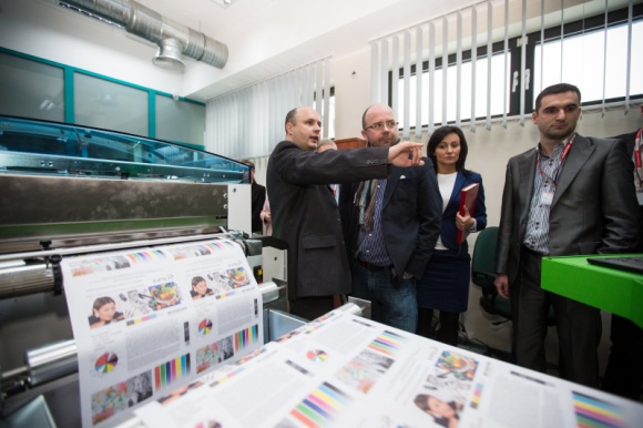 Papier ciągle żywy: pokaz rewolucyjnej technologii w druku materiałów transakcyj BIZNES, Finanse - Pokaz rewolucyjnej, najnowszej w Polsce technologii druku materiałów transakcyjno-promocyjnych odbył się w dniach 21 i 22 stycznia 2014 r. podczas Dni Otwartych w Centrum Wydruków Masowych Unizeto Technologies SA.