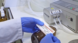 Precyzyjne dozowanie substancji w warunkach laboratoryjnych BIZNES, Gospodarka - Temag PHARMA stanęło przed wyzwaniem związanym z realizacją dużej liczby zamówień, w których niezbędne było szybkie i precyzyjne dozowanie płynów. Firma, zdecydowała się na instalację kompletu pomp Flexicon PF6, za pomocą których usprawniono proces napełniania butelek.