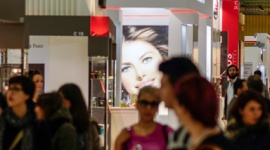EVELINE COSMETICS NA MIĘDZYNARODOWYCH TARGACH COSMOPROF W BOLONII BIZNES, Gospodarka - W dniach 4 do 7 kwietnia 2014 w Bolonii Eveline Cosmetics uczestniczyła w jednej z najważniejszych międzynarodowych imprez w sektorze urody COSMOPROF WORLDWIDE.
