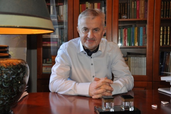 Kredyt ? rozwiązanie dla rolników? BIZNES, Finanse - Rozpoczynające się właśnie żniwa to jak co roku okres wzmożonego wysiłku rolników. Do końca sierpnia stałym elementem krajobrazu polskiej wsi będą kombajny oraz inne maszyny rolnicze pracujące w polu.