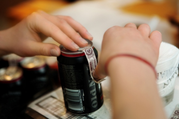 Powstaje pierwszy w Polsce podręcznik banderolowania BIZNES, Gospodarka - Skład podatkowy Pro-Log SA stworzy pierwszy w Polsce podręcznik banderolowania przetłumaczony na języki obce. Znajdą się w nim wszystkie niezbędne informacje zarówno dla krajowych importerów jak i producentów win z całej Europy.