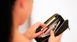 Konto dla studenta ? jak wybrać najlepszą ofertę? BIZNES, Finanse - Jednym z pierwszych kroków na drodze ku samodzielności każdego młodego człowieka jest założenie konta w banku. . Eksperci z portalu Zafinansowani.pl analizują wszystkie ?za? i ?przeciw?, by wybrać konto, które najlepiej pomoże zarządzać studenckim budżetem.