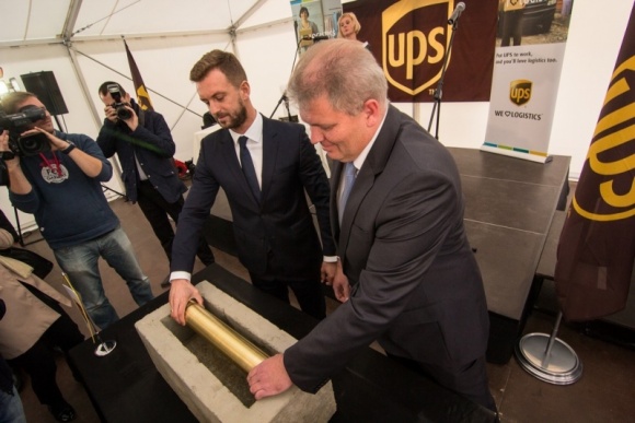 UPS wmurowuje kamień węgielny pod budowę centrum przeładunkowego w Strykowie BIZNES, Gospodarka - Panattoni Europe, lider rynku powierzchni przemysłowych w Polsce informuje o symbolicznej inauguracji budowy nowego centrum przeładunkowego oraz oddziału UPS w Strykowie.