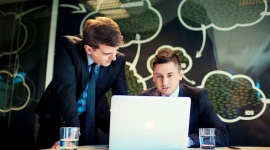 Praca w IT ? to się opłaca! BIZNES, Finanse - Podczas wyboru kierunku studiów warto pomyśleć o przyszłości i zawodach, jakie będą pożądane na rynku pracy za kilka lat. Nie ujmując w żaden sposób, kierunkom humanistycznym i społecznym, najbardziej rozwojowymi i zapewniającymi zatrudnienie, są kierunki techniczne.