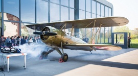 OKNOPLAST znowu zaskakuje BIZNES, Gospodarka - W dniu 23 kwietnia w Muzeum Lotnictwa Polskiego w Krakowie odbyła się niecodzienna konferencja prasowa. Główną atrakcją wydarzenia była pierwsza w Europie i prawdopodobnie na świecie próba wytrzymałości okna z wykorzystaniem samolotu z lat 30. ? wyjątkowego PWS-26.