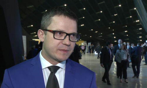 Małe budynki coraz częściej są energooszczędne. Do stworzenia inteligentnych sieci miejskich brakuje jednak infrastruktury i regulacji