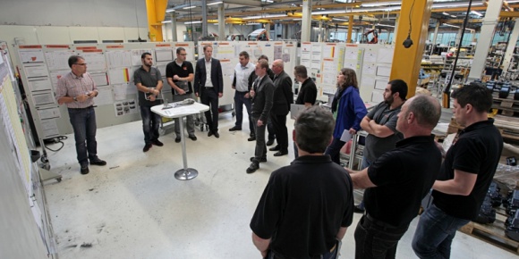 Gospodarka 4.0 BIZNES, Gospodarka - Autonomiczne maszyny w cyfrowych sieciach, produkty w niemal dowolnej liczbie wariantów, samodoskonaląca się organizacja produkcji. Po epokach maszyn parowych, produkcji seryjnej oraz robotyki i automatyzacji nadchodzi czwarta rewolucja przemysłowa.