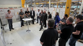 Gospodarka 4.0 BIZNES, Gospodarka - Autonomiczne maszyny w cyfrowych sieciach, produkty w niemal dowolnej liczbie wariantów, samodoskonaląca się organizacja produkcji. Po epokach maszyn parowych, produkcji seryjnej oraz robotyki i automatyzacji nadchodzi czwarta rewolucja przemysłowa.