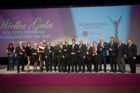 Uczciwy biznes się opłaca ? finał programu "Przedsiębiorstwo Fair Play" 2015 BIZNES, Gospodarka - Zakończyła się XVIII edycja programu promującego etykę w biznesie ?Przedsiębiorstwo Fair Play?. Laureatów certyfikacji i zdobywców nagród zaprezentowano 27 listopada podczas uroczystej gali w warszawskim EXPO XXI. List gratulacyjny przekazał prezydent Andrzej Duda.
