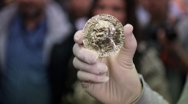 Nagroda Nobla - medal ze złota Fairmined BIZNES, Gospodarka - 10. grudnia 2015 Pokojowa Nagroda Nobla trafi do Tunezyjskiego Kwartetu na rzecz Dialogu Narodowego. Po raz pierwszy w historii zwycięzcy otrzymają medal ze złota certyfikowanej jakości Fairmined. Od 1901 roku, medal Pokojowej Nagrody Nobla powstaje w Mennicy Norweskiej.