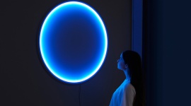 LUZ ? jedno z najbardziej relaksujących źródeł światła BIZNES, Gospodarka - LUZ to projekt oświetleniowy. Koncept, który ma pomagać ludziom mieszkającym w regionach polarnych, cierpiących z powodu niedostatku światła słonecznego. Jednak nie jest to zwykła lampa.