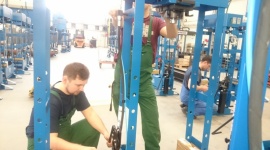 Promotech. Eksporterów z branży metalowej czeka trudny rok BIZNES, Gospodarka - Kryzys chiński, spadek cen ropy, wojna w Syrii, dewaluacja rubla ? wszystkie te zjawiska mają wpływ na sytuację białostockiego Promotechu. Mimo to spółka zamierza w tym roku rozwijać sprzedaż, dostosowując ofertę do rynku i potrzeb odbiorców.