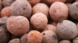 Certyd odchudza warszawską starówkę BIZNES, Gospodarka - Białostocka spółka LSA dostała zamówienie na dostawę kruszywa potrzebnego do odciążenia sklepień kompleksu zabytkowych kamienic na Rynku Starego Miasta w Warszawie.