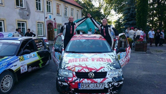 Załoga rajdowa Metal ? Fach na podium kolejnego ?Szuter Cup? BIZNES, Gospodarka - W minioną niedzielę odbył się kolejny rajd z serii ?Szuter Cup ? Szutrowy Puchar?. Trasa trzeciej rundy - pod nazwą ?Warmińskie Szutry? - składała się z 7 odcinków specjalnych o łącznej długości ponad 56 km.