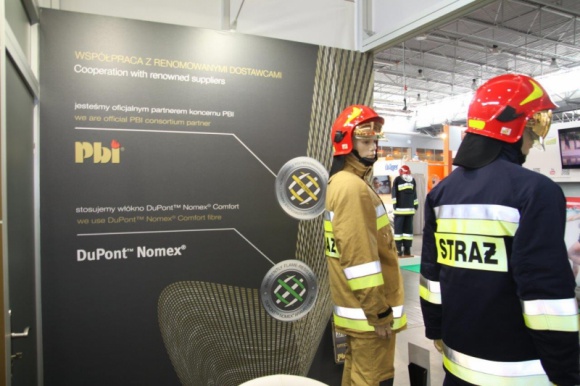 Proton hitem Andropolu na targach pożarnictwa w Kielcach BIZNES, Gospodarka - Niepalne, odporne na rozdzieranie, wodoodporne ? takie tkaniny dla strażaków prezentuje andrychowski Andropol podczas XI Międzynarodowej Wystawy ? Ratownictwo, Zabezpieczenia i Technika Przeciwpożarowa EDURA 2016.