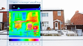 Mostki termiczne a styropian Swisspor Lambda White BIZNES, Gospodarka - Mostki termiczne inaczej nazywane cieplnymi to miejsca w budynku, przez które ucieka ciepło. W praktyce mogą podnosić koszty ogrzewania domu nawet o 30%. Efektem są wyższe rachunki za energię. Sprawdźmy więc gdzie i dlaczego powstają?