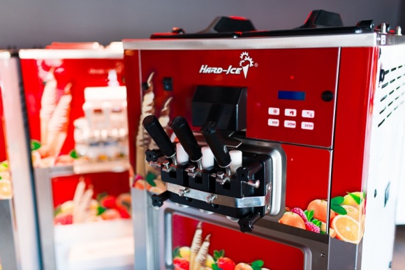 Jeszcze ?lżejsze? lody włoskie? Tak! To możliwe dzięki nowym maszynom Hard - Ice BIZNES, Gospodarka - Zamiłowanie Polaków do tzw. lodów włoskich nie poddaje się aktualnym trendom na rynku. Od lat jesteśmy wierni tym lodowym smakołykom.