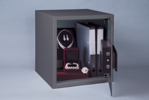 Na koncie czy w skarpecie: gdzie trzymać pieniądze? BIZNES, Finanse - Według badania opinii publicznej za najbezpieczniejszy sposób lokowania pieniędzy Polacy uznają inwestycje w nieruchomości i ziemię. Jak dowodzi dalej Fundacja Kronenberga, w ciągu ostatnich 5 lat prawie dwukrotnie wzrosła liczba osób odkładających gotówkę w domu.