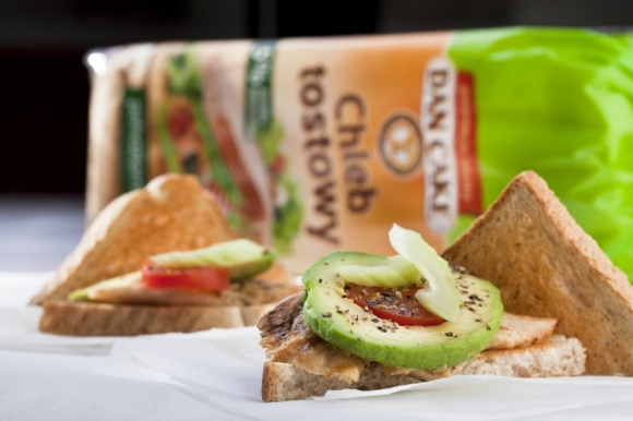 Pieczywo tostowe coraz częstszym gościem na stołach Polaków BIZNES, Gospodarka - Bez względu na zmieniające się trendy żywieniowe, często eliminujące niektóre produkty z naszej diety, pieczywo pozostaje stałym elementem jadłospisu Polaków.