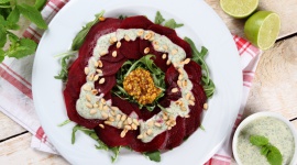 Trybula, gorczyca i biały pieprz, czyli jak podkreślić smak wiosennych sałatek? BIZNES, Gospodarka - Znane od setek lat, odpowiadają w kuchni za wyjątkowy smak potraw, także sałatek. Zioła są bowiem składnikami dressingów, które decydują o charakterze warzywnych kompozycji.