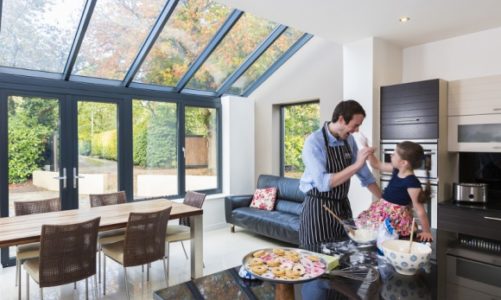 Czy ciepły dom musi przypominać bunkier? Ależ nie ? radzą eksperci Pilkington Po