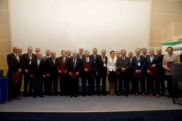 WKG na temat nowoczesnych technologii wydobycia i obróbki bloków skalnych BIZNES, Gospodarka - Podczas ?V edycji Szkoły Górnictwa Odkrywkowego?, która odbyła się w Zakopanem, Prezes MMG, Zbigniew Rybakiewicz oraz Prezes WKG, Tomasz Będkowski zaprezentowali innowacyjne technologie wydobycia i obróbki bloków skalnych na przykładzie trawertynu z Raciszyna.