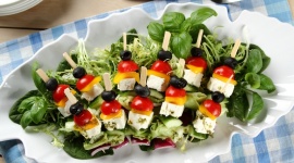 4 sposoby na letnie ?fit? sałatki BIZNES, Gospodarka - Lato to idealny czas na lekkie i zdrowe przekąski! W tej roli świetnie sprawdzą się ?fit? sałatki. Pomogą w utrzymaniu smukłej sylwetki. Jednocześnie będą pysznym wyborem na lunch do pracy czy spotkanie z przyjaciółmi.