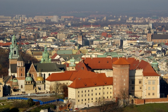 Kraków drugi w Europie w międzynarodowych usługach BIZNES, Gospodarka - W prestiżowym rankingu Tholons Kraków zajął drugie miejsce w Europie wśród miast najlepszych dla międzynarodowych usług. W porównaniu do zeszłego roku przesunął się w górę o jedną pozycję.