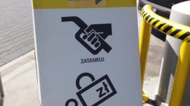 Orlen i Lotos testują nową usługę płatności za paliwo BIZNES, Gospodarka - W okresie wakacyjnym dwie polskie sieci stacji benzynowych, Orlen i Lotos, rozpoczęły testy uproszczonych stanowisk kasowych, przeznaczonych wyłącznie do płatności za paliwo. Idea w obu sieciach jest taka sama, natomiast przyjęto zupełnie różne rozwiązania.
