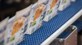 Bydgoszcz: FRoSTA otwiera nową linię produkcyjną BIZNES, Gospodarka - 28 września 2017 r. w Bydgoszczy, otwarta została unikatowa na skalę światową, nowoczesna linia do produkcji wyrobów rybnych FRoSTY. Uroczystość była zwieńczeniem, opiewającej na 65 milionów złotych, inwestycji firmy w Polsce i doskonałą okazją do podsumowań jej osiągnięć.