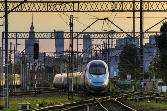 Warszawski transport miejski wśród najbardziej zrównoważonych na świecie BIZNES, Gospodarka - ? Sustainable Cities Mobility Index firmy Arcadis porównuje 100 miast z całego świata pod względem zrównoważonego transportu miejskiego, wykorzystując 23 wskaźniki zgrupowane w 3 kategoriach: jakość życia, gospodarka, środowisko. Warszawa zajęła 29. miejsce.