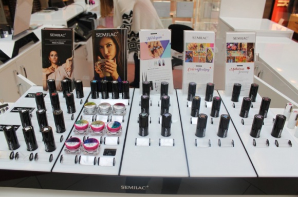 Port Łódź z marką Semilac BIZNES, Gospodarka - Popularna polska marka kosmetyczna, która szturmem zdobyła rynek i serca Klientek, otworzyła swoje stoisko w łódzkim centrum handlowym należącym do IKEA Centres. Port Łódź tym samym poszerzył swoją ofertę handlową o profesjonalne produkty do stylizacji paznokci.