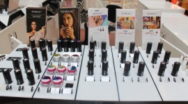 Port Łódź z marką Semilac BIZNES, Gospodarka - Popularna polska marka kosmetyczna, która szturmem zdobyła rynek i serca Klientek, otworzyła swoje stoisko w łódzkim centrum handlowym należącym do IKEA Centres. Port Łódź tym samym poszerzył swoją ofertę handlową o profesjonalne produkty do stylizacji paznokci.