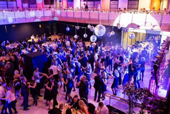 Sylwestrowe wydatki ? ile Polacy płacą za zabawę? BIZNES, Finanse - W największych polskich miastach oferty zabaw sylwestrowych 2017/2018 wynoszą przeciętnie 224 zł za osobę ? wynika z danych pochodzących z serwisu Sylwestrowo.pl, największej polskiej wyszukiwarki ofert sylwestrowych.