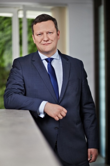 Migracje zarobkowe napędzają rynek przekazów pieniężnych BIZNES, Finanse - Wraz z coraz większą liczbą osób opuszczających swój kraj w pogoni za lepszymi zarobkami rośnie również zainteresowanie rozwiązaniami umożliwiającymi realizację przelewów międzynarodowych. Ten wydawałoby się zapomniany sposób przesyłania gotówki przeżywa obecnie drugą młodość.