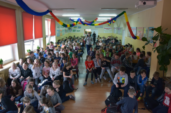 "Bezpiecznie z Profi Credit" na półmetku BIZNES, Finanse - Około 2 tysięcy dzieci wzięło już udział w drugiej edycji akcji ?Bezpiecznie z Profi Credit?, w ramach której uczniowie szkół podstawowych i gimnazjów poznają zasady bezpiecznego poruszania się po drogach oraz właściwego zachowania w trakcie imprez masowych.