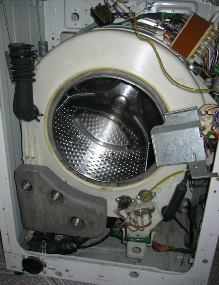 Mieszkasz w Małopolsce? Twoja pralka długo nie wytrzyma. BIZNES, Gospodarka - ? Pralki najczęściej psują się w Małopolsce i w kujawsko-pomorskim. Najrzadziej na Podlasiu. ? Najczęściej awarii ulegają zbiornik (zespół piorący), grzałka, i pompa. ? Polacy na sprzęt AGD do gospodarstw domowych wydają co roku około 10 mld zł.