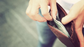Komu w Polsce żyje się lepiej, a kto wpada w finansowe tarapaty? BIZNES, Finanse - Co czwarty Polak jest w trudnej sytuacji finansowej, a co dziesiątemu nie wystarcza na bieżące potrzeby. Równocześnie ? z nas deklaruje, że dochody wystarczają na wszystko i nie musimy ograniczać wydatków.