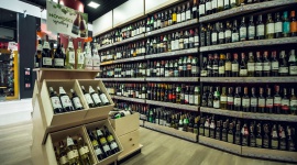 Centrum Wina otwiera trzy nowe sklepy specjalistyczne BIZNES, Gospodarka - W Polsce rośnie liczba miłośników wina, a Centrum Wina chce być blisko każdego z nich. Nowe sklepy otwiera w Gdańsku, Bielanach Wrocławskich i Warszawie. - Podążamy za rynkiem - mówi Robert Ogór, Prezes AMBRA S.A.