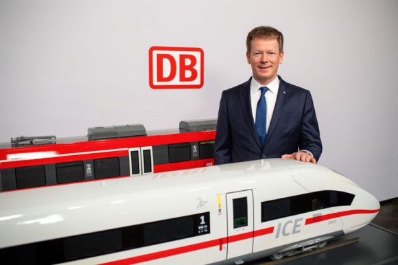Tendencja wzrostowa w transporcie kolejowym utrzymuje się BIZNES, Finanse - Richard Lutz, DB CEO, przedstawił dane za 2018 r. ? Niższy zysk ? Ponad 100 mln euro dodatkowych inwestycji w celu podniesienia punktualności usług ? Deutsche Bahn zaprezentuje zaktualizowaną strategię do końca roku