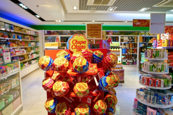 Opakowanie, które naprawdę się opłaca BIZNES, Gospodarka - Z każdym rokiem półki sklepowe coraz bardziej uginają się od dużej liczby produktów z tej samej kategorii. Paradoksalnie, jak wynika z badań Nielsena, właśnie z tego powodu przeciętny konsument zauważa średnio tylko 4 na 10 artykułów. Co marki mogą zrobić, aby się wyróżnić?