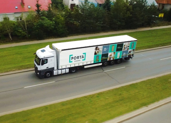 Porta rośnie eksportowo na Wschodzie BIZNES, Finanse - Grupa Porta KMI Poland, największy producent drzwi w Europie Środkowo-Wschodniej, rozwija eksport na Wschód. Największe przyrosty sprzedaży firma zanotowała w przypadku Litwy i Białorusi ? o odpowiednio ponad 40% i 15% po I półroczu 2018 w ujęciu r/r.