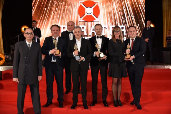 FM Logistic ponownie wśród najlepszych firm logistycznych w Polsce BIZNES, Gospodarka - Daniel Franke, Dyrektor Zarządzjący FM Logistic na Europę Centralną, odebrał we wtorek wieczorem (4.12.2018 r.) nagrodę Srebrne Godło programu badawczego Operator Logistyczny Roku 2018. FM Logistic po raz kolejny znalazł się wśród najlepszych firm logistycznych w Polsce.