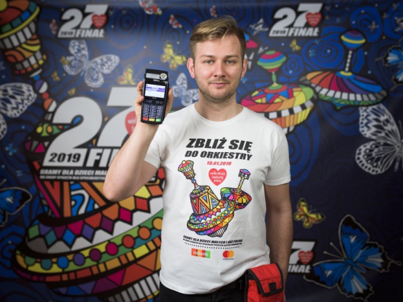 First Data wspiera płatności elektroniczne podczas 27. Finału WOŚP! BIZNES, Finanse - First Data zagra dla Wielkiej Orkiestry Świątecznej Pomocy już po raz 24. Aby wesprzeć finałową zbiórkę WOŚP, nie potrzeba gotówki - wystarczy użyć karty płatniczej lub smartfona.