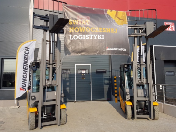 Podsumowanie Dnia Otwartego w gdańskim oddziale Jungheinrich BIZNES, Gospodarka - Zakończyła się pierwsza edycja Dnia Otwartego w gdańskim oddziale Jungheinrich. Firma zaprezentowała łącznie ponad 40 nowych i używanych wózków widłowych, specjalnie wyselekcjonowanych pod kątem potrzeb odwiedzających klientów.