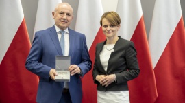 Leszek Gierszewski uhonorowany medalem 100-lecia Odzyskania Niepodległości BIZNES, Gospodarka - Leszek Gierszewski, Prezes Zarządu DRUTEX S.A. został uhonorowany medalem 100-lecia Odzyskania Niepodległości.