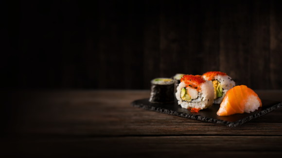 Międzynarodowy Dzień Sushi BIZNES, Gospodarka - Nigiri, sashimi i uramaki zagościły w biurach i domach Polaków, ciesząc się coraz większym uznaniem. Z okazji Międzynarodowego Dnia Sushi, który przypada 18 czerwca, platforma PizzaPortal.pl przygotowała statystyki na temat tego popularnego dania.