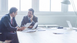 Windykator czy komornik ? kto szybciej i taniej odzyska pieniądze BIZNES, Finanse - 9 miliardów zł są winne polskie firmy innym przedsiębiorcom ? wynika z danych Krajowego Rejestru Długów. Wierzyciele próbują różnych sposobów, żeby je odzyskać. Jedni upominają się o pieniądze samodzielnie, inni oddają sprawę do sądu, kolejni korzystają z usług windykatorów.